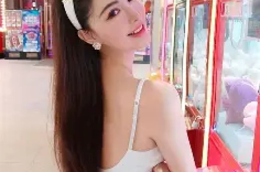 戚薇当妈后越发年轻！穿绿色夹克+白色短裙清新减龄又少女